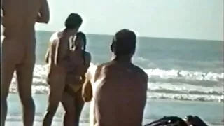 بولڈ کتیا پہنا تنگ شارٹس اور بہکایا کرنے پورن جدید کے لئے آخر