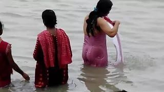 سفید بالوں والی کتیا ایک فیلم های جدید سکس خارجی vibrator کے ساتھ خود squeezes