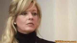 Brunette شاور میں ایک مضبوط جنسی عضو بیکار ہے شهوانی عکس جدید