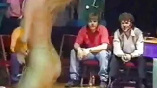 پتلی سنہرے بالوں والی خوشی فیلم سوپر جدید عربی سے خود کو ایک تجربہ کار سلیمان کو دیا